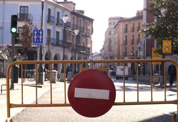 Valla que impide el acceso al centro a la altura de la plaza de la Rinconada. 