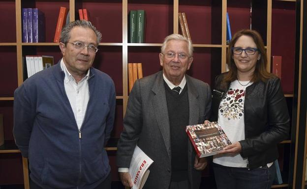 La presidenta de la Asociación de la Prensa de Burgos, Mar González (D), el periodista Fernando Jáuregui (C), y el periodista, José María Chomón (I), presentaron el libro en el Palacio de la Isla