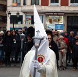 El hábito es de color crema y el capirote y los guantes, blancos.