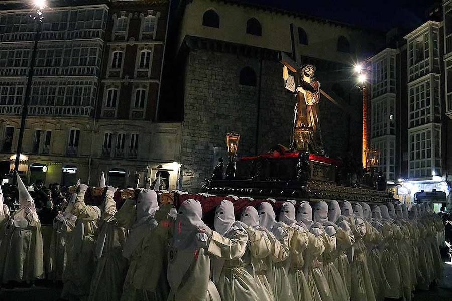 Procesión del Encuentro. En el acto central del rito, el 'Jesús con la Cruz a cuestas' y 'Nuestra Señora de los Dolores', portada por la Real Hermandad de la Sangre del Cristo de Burgos se juntan en la plaza del Eey San Fernando.