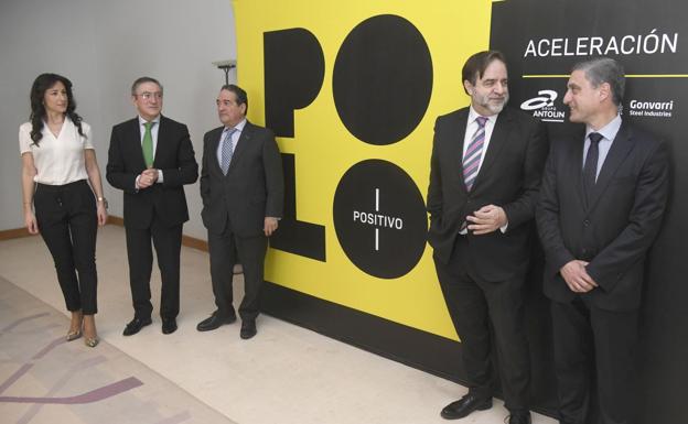 Presentación oficial de un nuevo proyecto de emprendimiento industrial para Burgos a la que acuden la directora de RSC en Grupo Antolin, Emma Antolín (C); el senior advisor Gonvarri Industries, Arturo Sagredo (I); el director de Comunicación de Calidad Pascual, Álvaro Bordas (2D); el consejero delegado de Aciturri Aeronáutica, Ginés Clemente (2I); y el director general de Fundación Caja de Burgos, Rafael Barbero (D). 