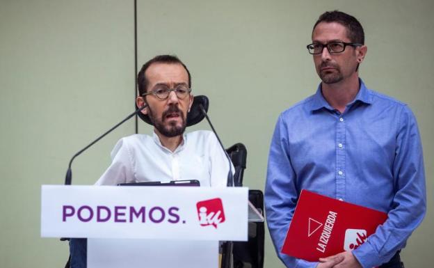 Los secretarios de Organización de Podemos e IU, Pablo Echenique e Ismael González