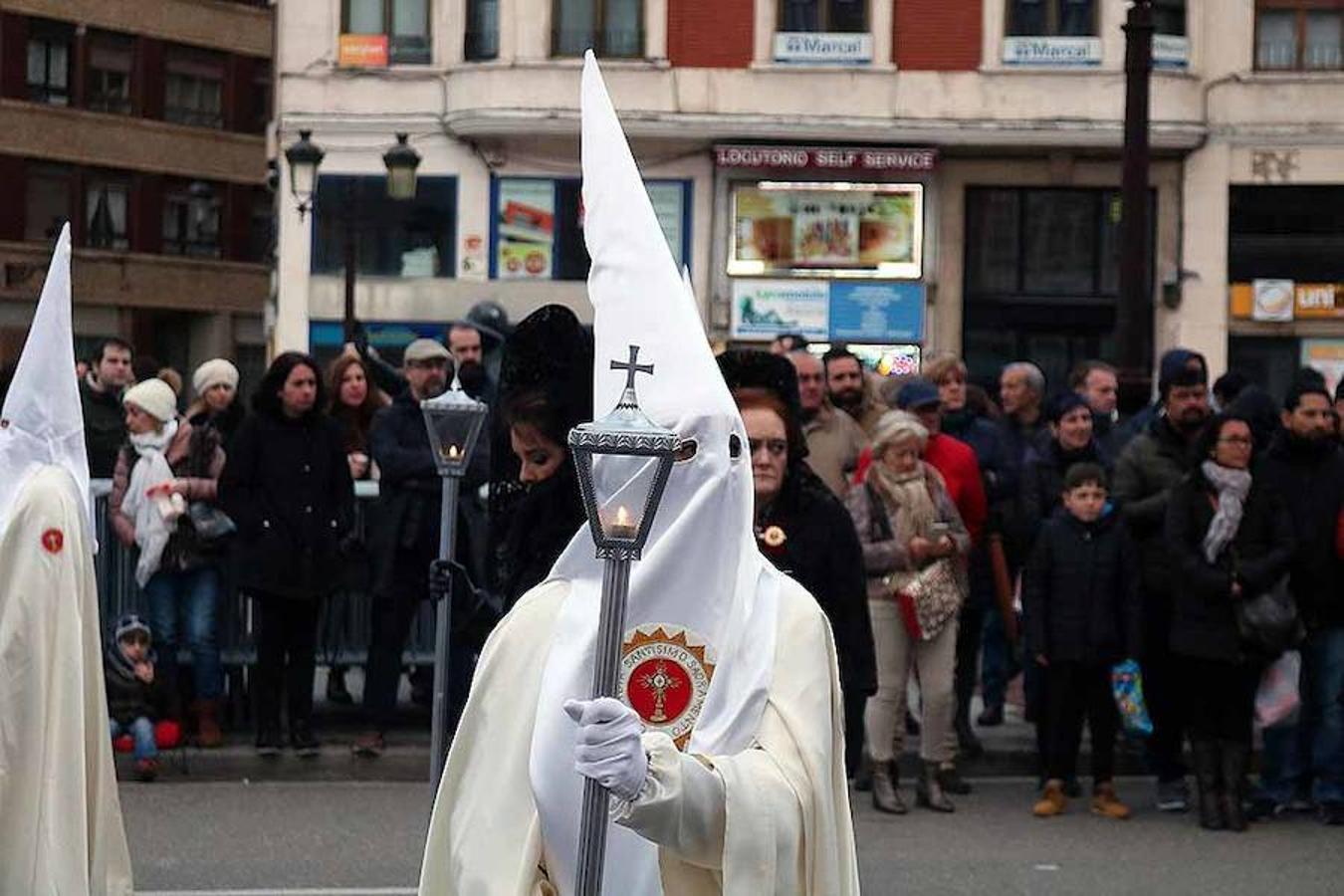 El hábito de los cofrades de la Ilustre Archicofradía del Santísimo Sacramento y de Jesús con la Cruz a cuestas es de color crema y los guantes y el capirote son de color blanco.