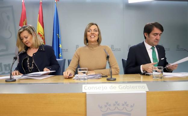 Milagros Marcos, portavoz de la Junta, flanqueada por Pilar del Olmo y Juan Carlos Suárez-Quiñones, ayer en rueda de prensa. 