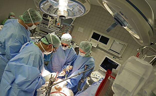 Cirujanos practicando un trasplante. 