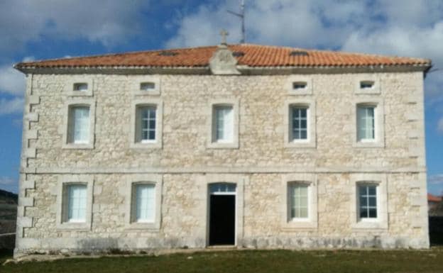 Fachada del albergue de Sargentes de la Lora. 