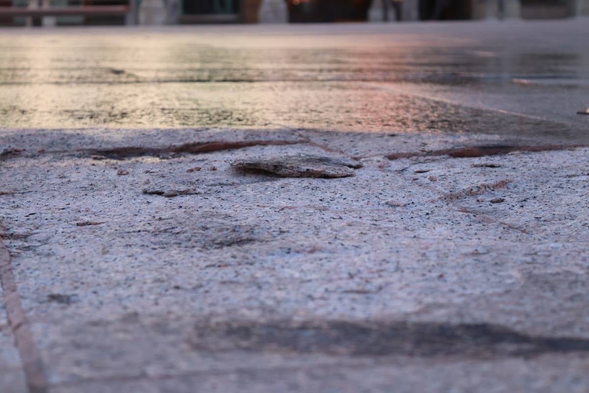 La hoguera de Las Marzas provoca daños en varias de las baldosas recién instaladas en la Plaza Mayor.