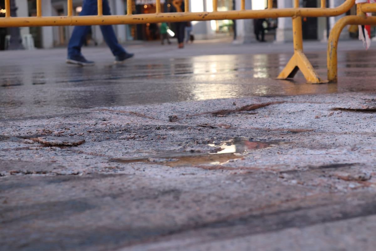 La hoguera de Las Marzas provoca daños en varias de las baldosas recién instaladas en la Plaza Mayor.