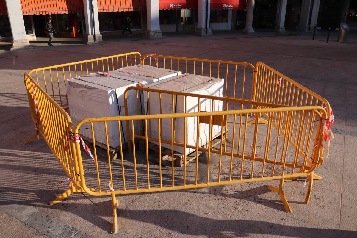 La hoguera de Las Marzas provoca daños en varias de las baldosas recién instaladas en la Plaza Mayor.