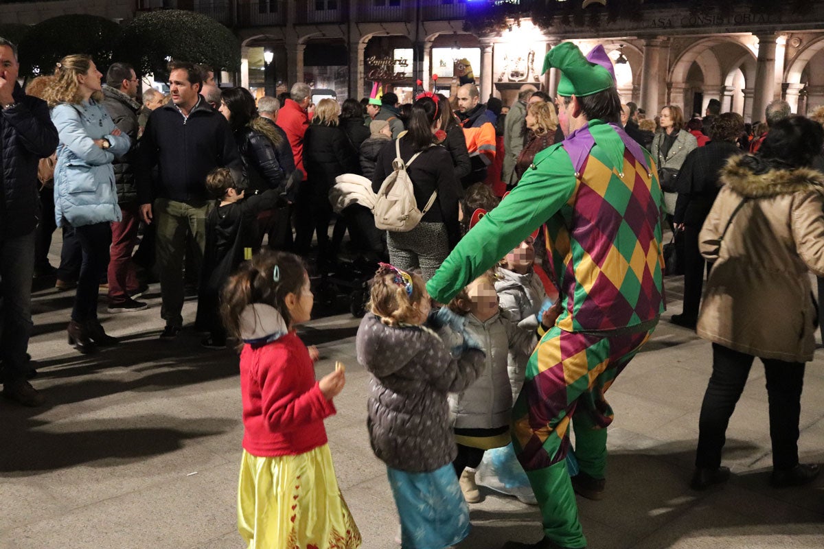 El Carnaval de Burgos ha comenzado con el pregón de la presidenta de BurgoSalsón, Romina Ventin, que ha animado a los burgaleses a sacar «el niño que lleváis dentro»