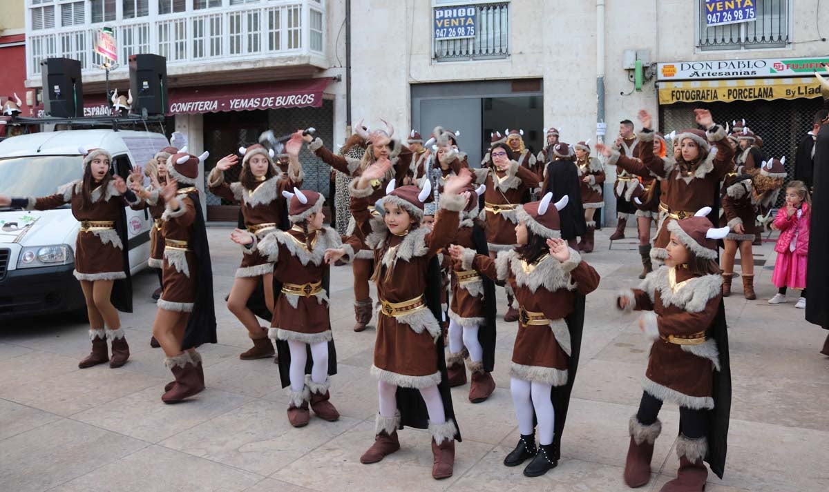 Miles de burgaleses disfrutan del Carnaval por las calles de la ciudad.