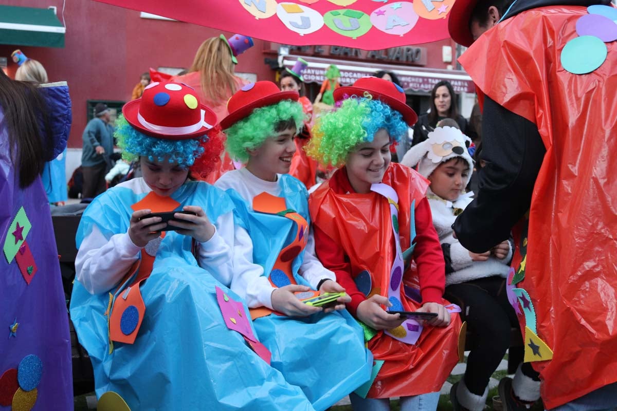 Miles de burgaleses disfrutan del Carnaval por las calles de la ciudad.