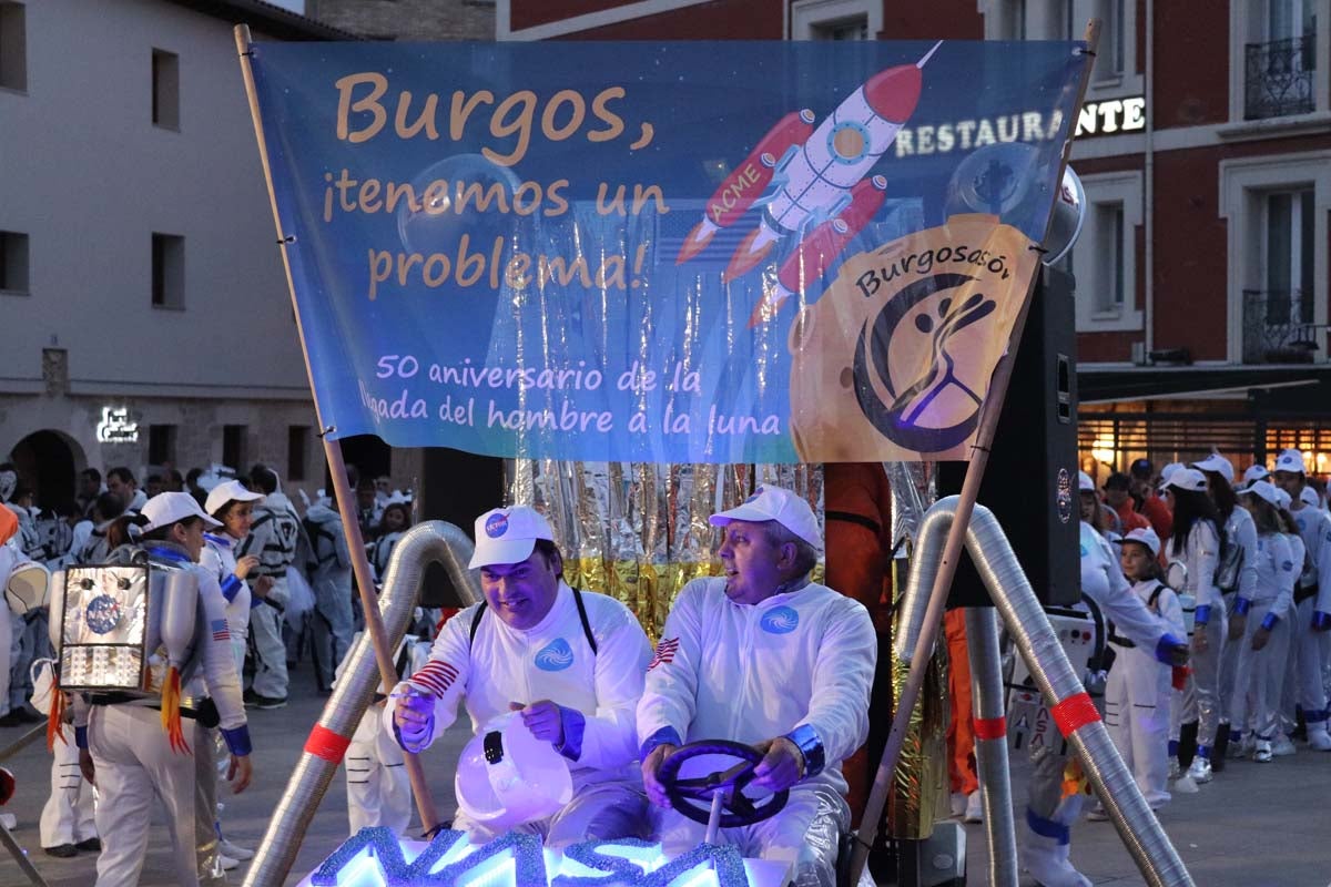 Miles de burgaleses disfrutan del Carnaval por las calles de la ciudad.