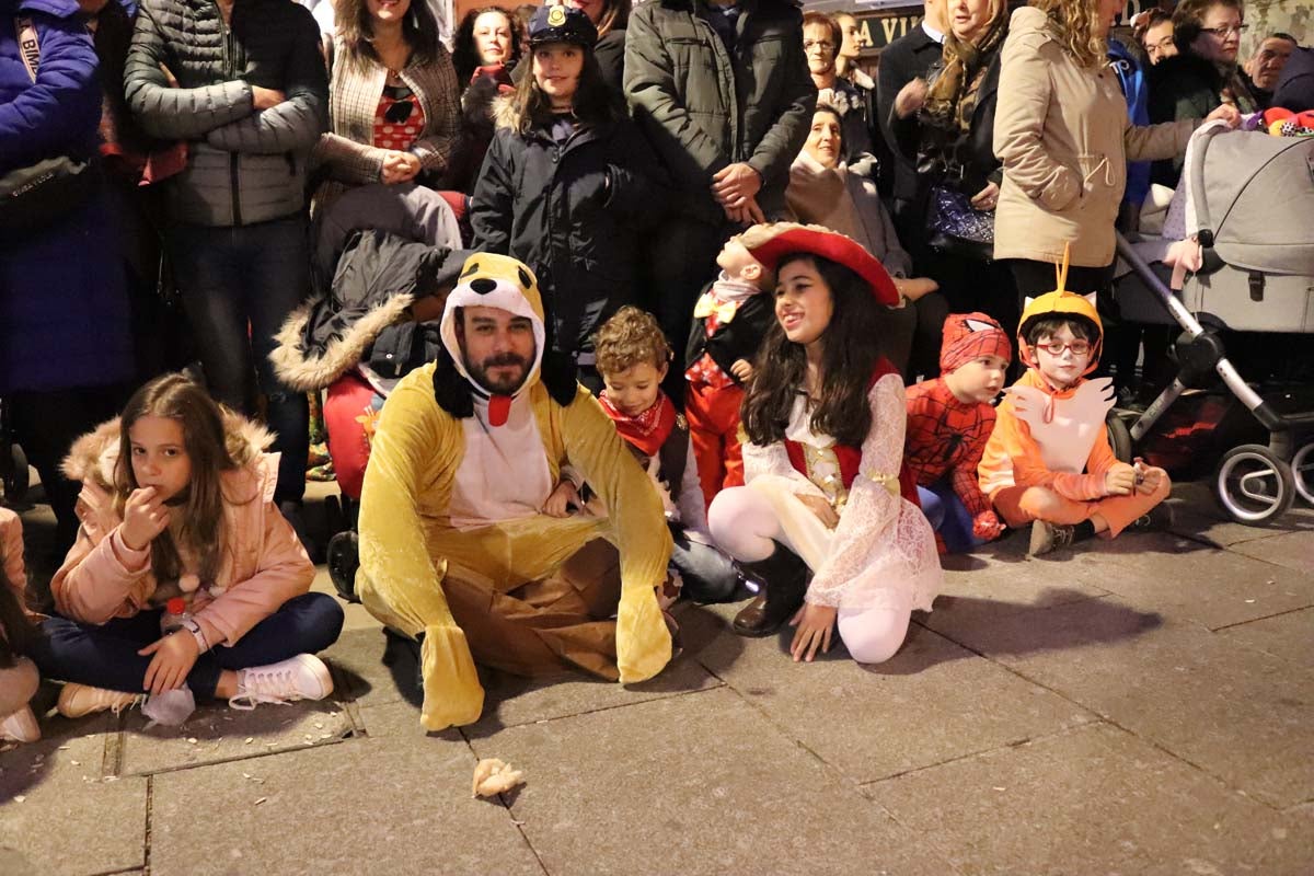 Miles de burgaleses disfrutan del Carnaval por las calles de la ciudad.