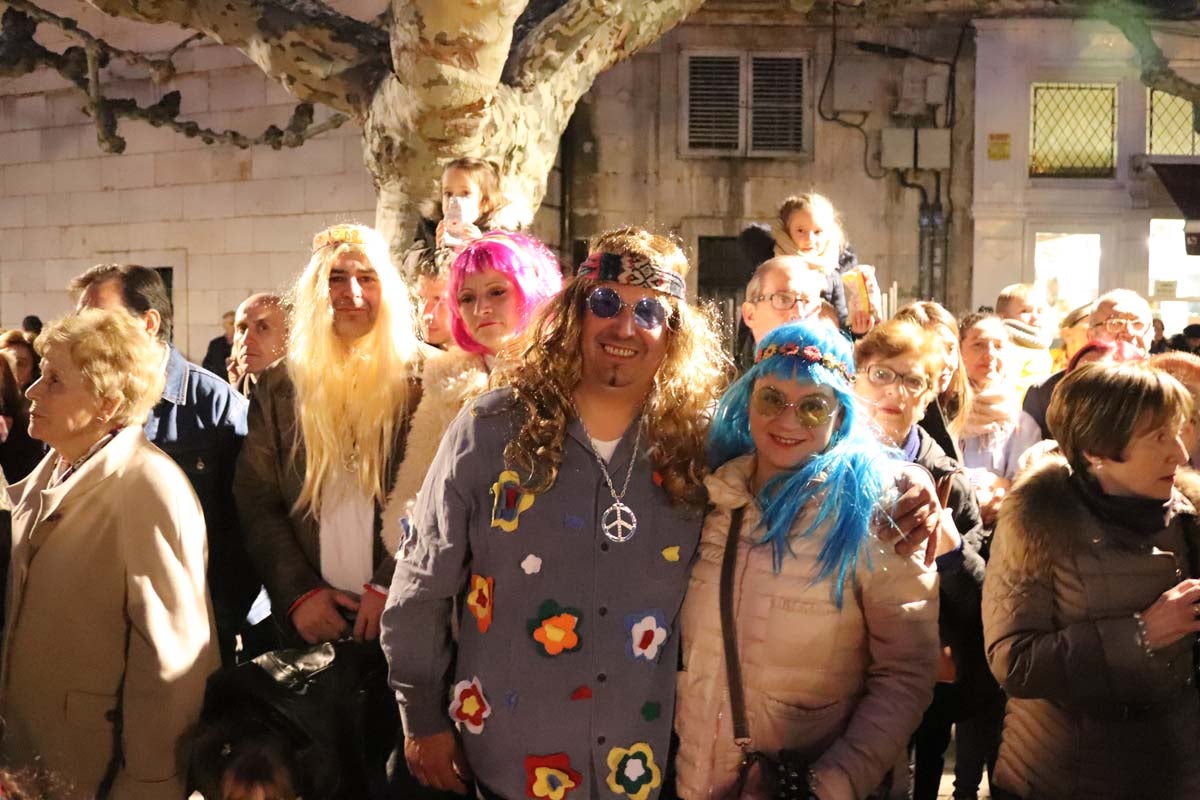 Miles de burgaleses disfrutan del Carnaval por las calles de la ciudad.