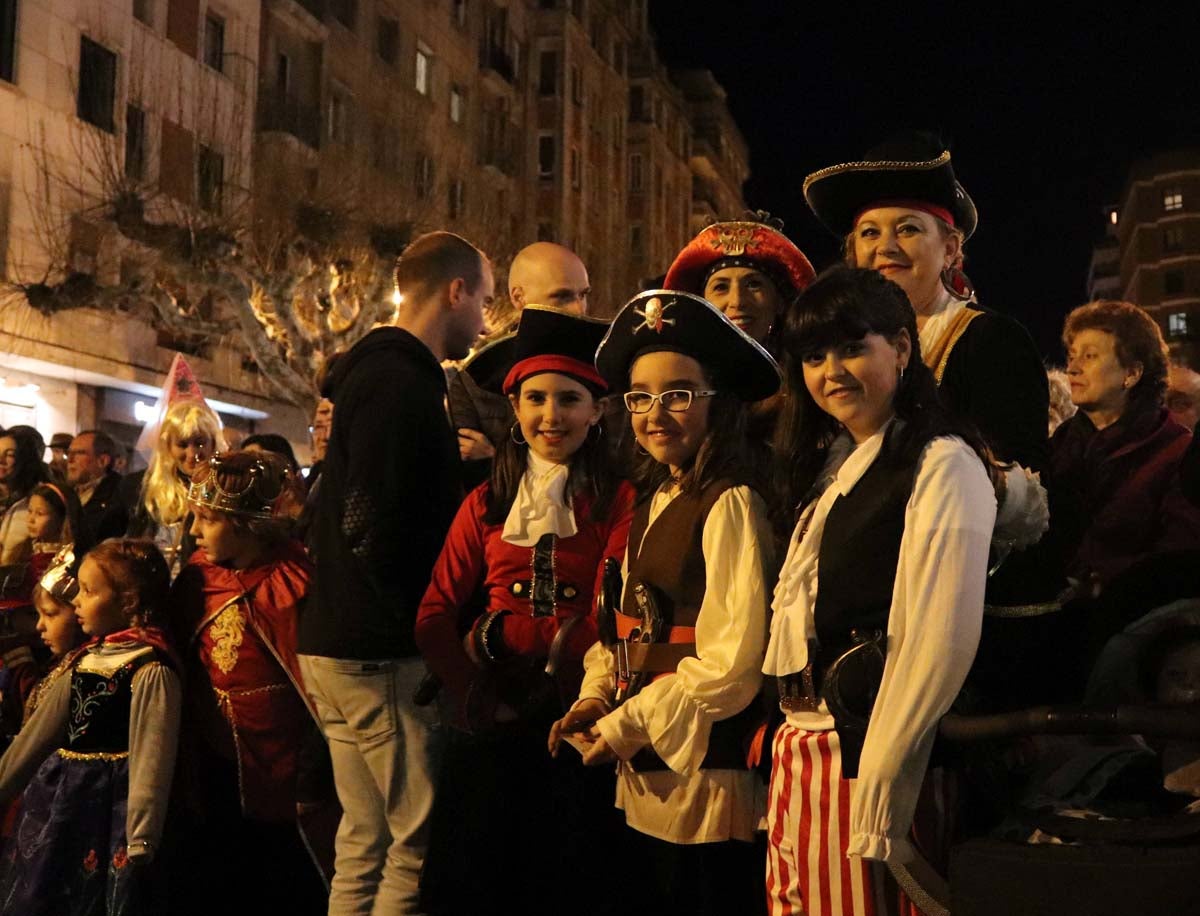 Miles de burgaleses disfrutan del Carnaval por las calles de la ciudad.