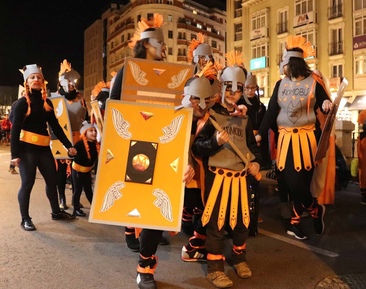 Miles de burgaleses disfrutan del Carnaval por las calles de la ciudad.