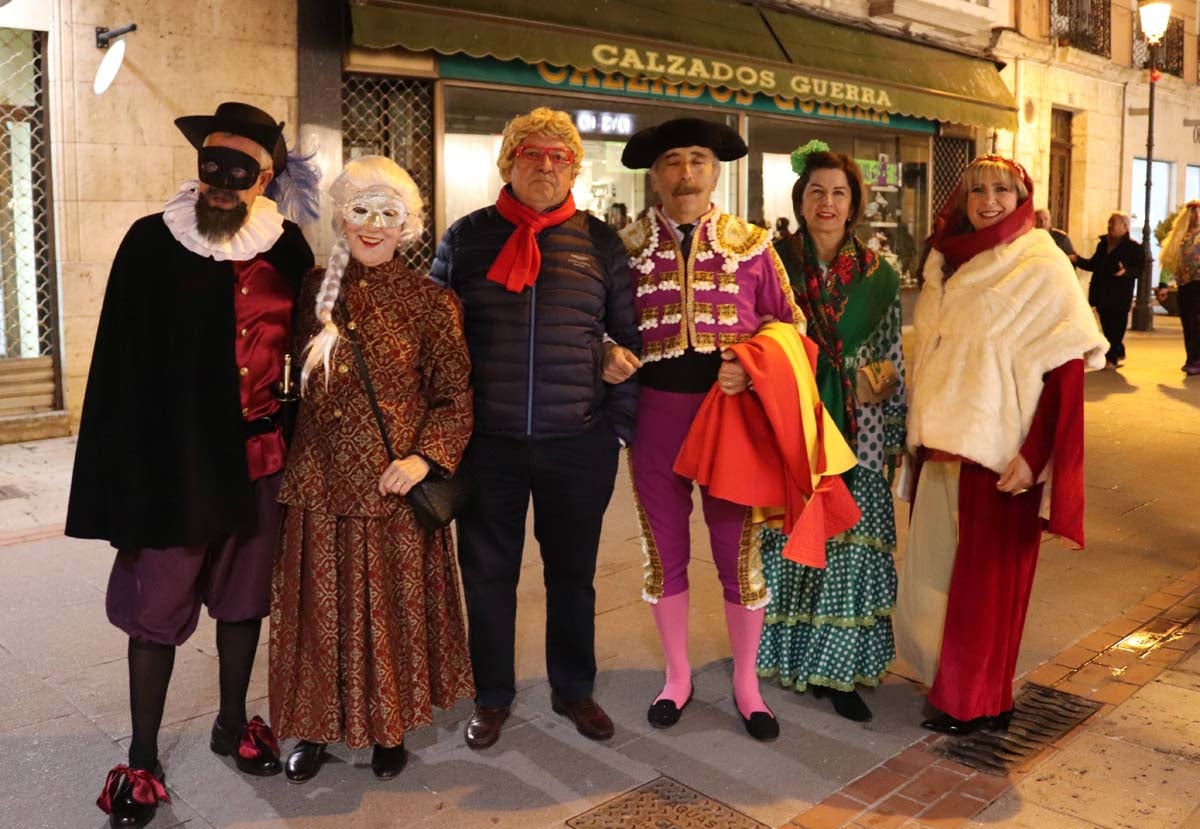 Miles de burgaleses disfrutan del Carnaval por las calles de la ciudad.