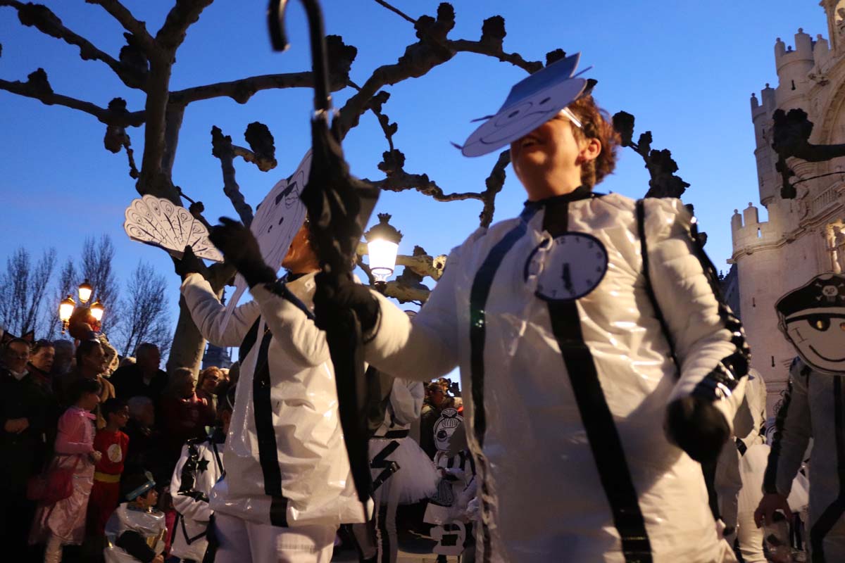 Miles de burgaleses disfrutan del Desfile de Carnaval, en el que han participado una treintena de colectivos.