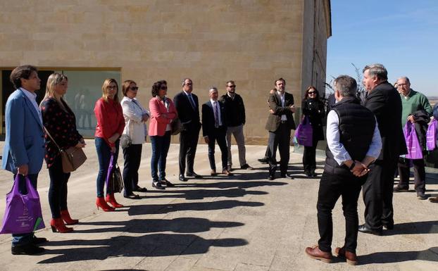 Los participantes en los terceros encuentros mediáticos de la Ruta del Vino Ribera del Duero visitan la sede del Consejo Regulador de la Denominación de Origen.