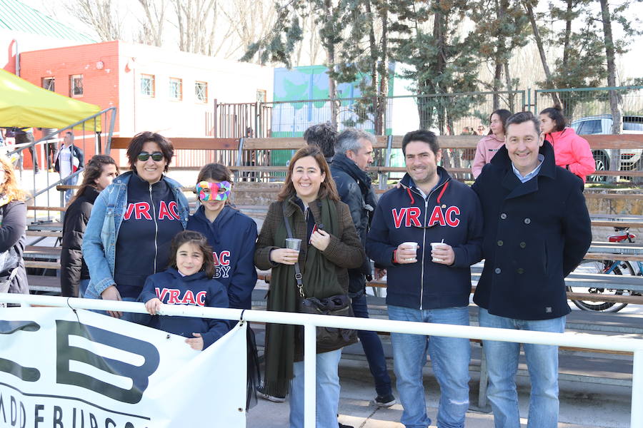 El campo de San Amaro ha registrado esta mañana una grandísima entrada con aficionados de ambos bandos, del UBU Colina Clinic y del VRAC Quesos Entrepinares de Valladolid