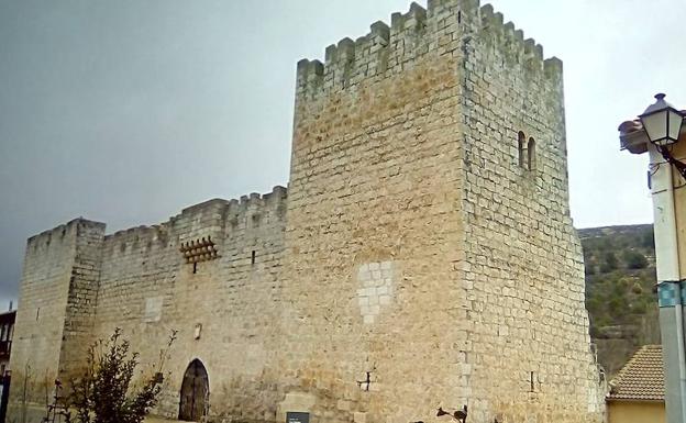 Fachada del palacio fortificado de los Zúñiga en Curiel de Duero (Valladolid). 