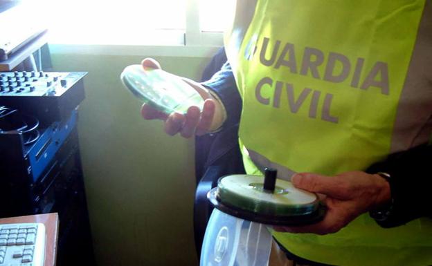 Un agente de la Guardia Civil compueba unos equipos informáticos. 