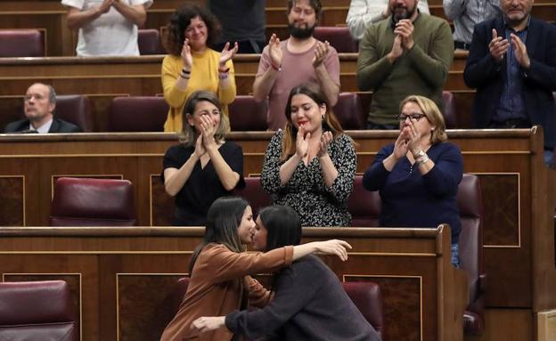 Irene Montero, portavoz de Podemos y pareja de Iglesias, aplaudida por los suyos en el último pleno de la legislatura.