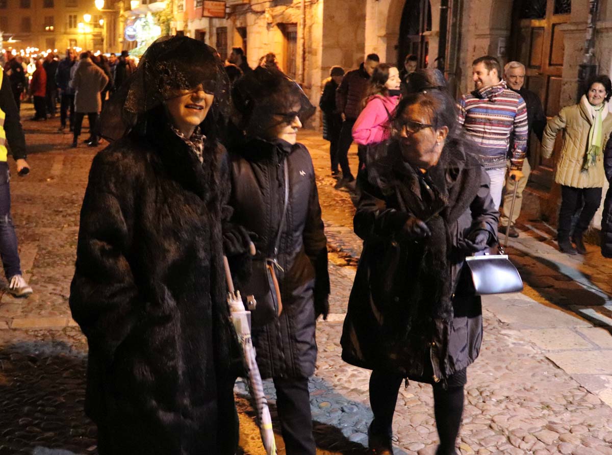 Cientos de burgaleses despiden el Carnaval con la quema de la sardina.