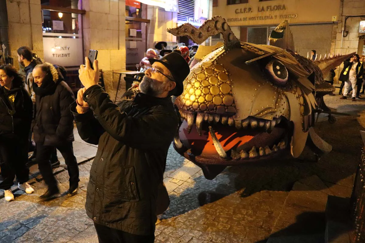 Cientos de burgaleses despiden el Carnaval con la quema de la sardina.