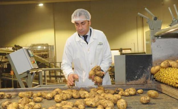 Javier Meléndez, en las instalaciones de su empresa en Medina del Campo. 