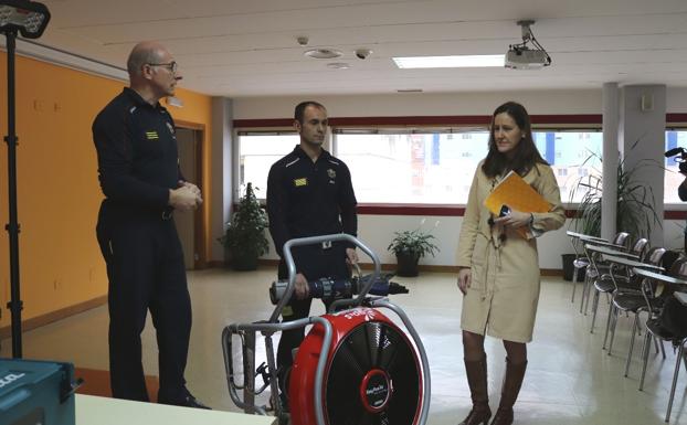 La concejala de Seguridad Ciudadana, Gema Conde, charla con el jefe del parque de bomberos de Burgos, Miguel Ángel Extremo (izquierda), y subjefe, Julio Estébanez (centro).