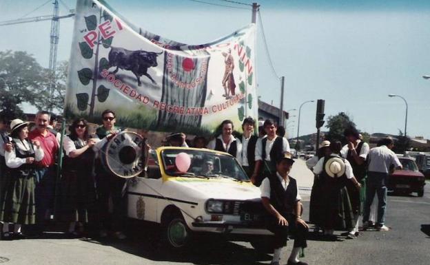 Imagen antigua de componentes de la peña 