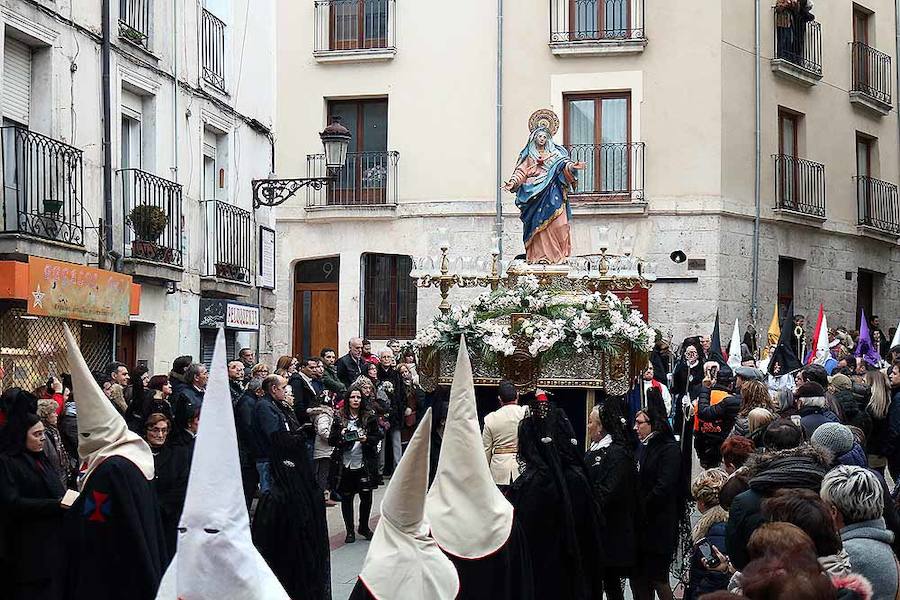 'Nuestra Señora de los Dolores' durante el pasado Jueves Santo en las inmediaciones de la iglesia de San Gil.