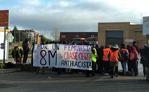 El piquete de CGT ha bloqueado la salida de los autobuses urbanos