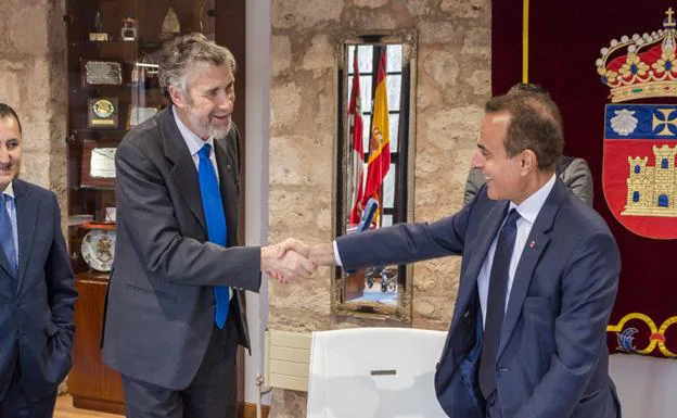 El rector de la UBU, Manuel Pérez Mateos, saluda al embajador de Catar