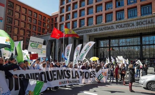 Cabeza de la manifestación de los profesionales de la medicina en Madrid, ante el Ministerio de Sanidad.