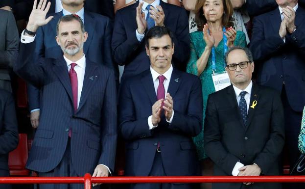 Felipe VI, junto a Sánchez y Torra, en los Juegos Mediterráneos el pasado junio en Tarragona.