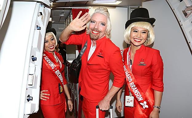 El controvertido magnate, caracterizado y maquillado como una azafata de su compañía.