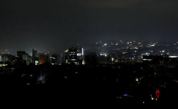 Caracas, prácticamente a oscuras durante la madrugada del viernes.