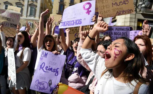 Decenas de jóvenes salen, este viernes, a las calles de Barcelona en el Día Internacional de la Mujer.