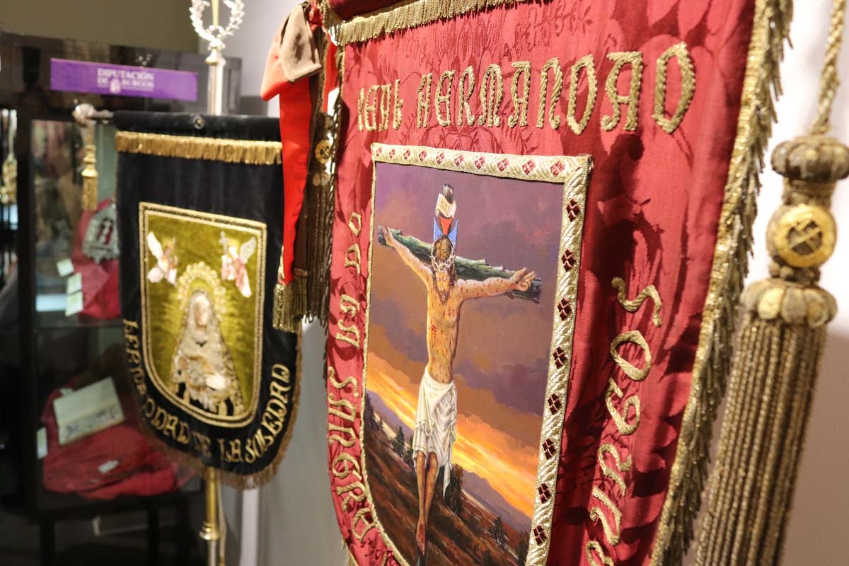 La Sala del Consulado del Mar acoge hasta el 24 de marzo una exposición conmemorativa del 75 aniversario de la refundación de las tres cofradías pasionistas de la ciudad de Burgos, la Hermandad de Nuestra Señora de la Soledad y Santiago, la Real Hermandad de la Sangre del Cristo de Burgos y Nuestra Señora de los Dolores y la Ilustre Archicofradía del Santísimo Sacramento y Jesús con la Cruz a Cuestas,