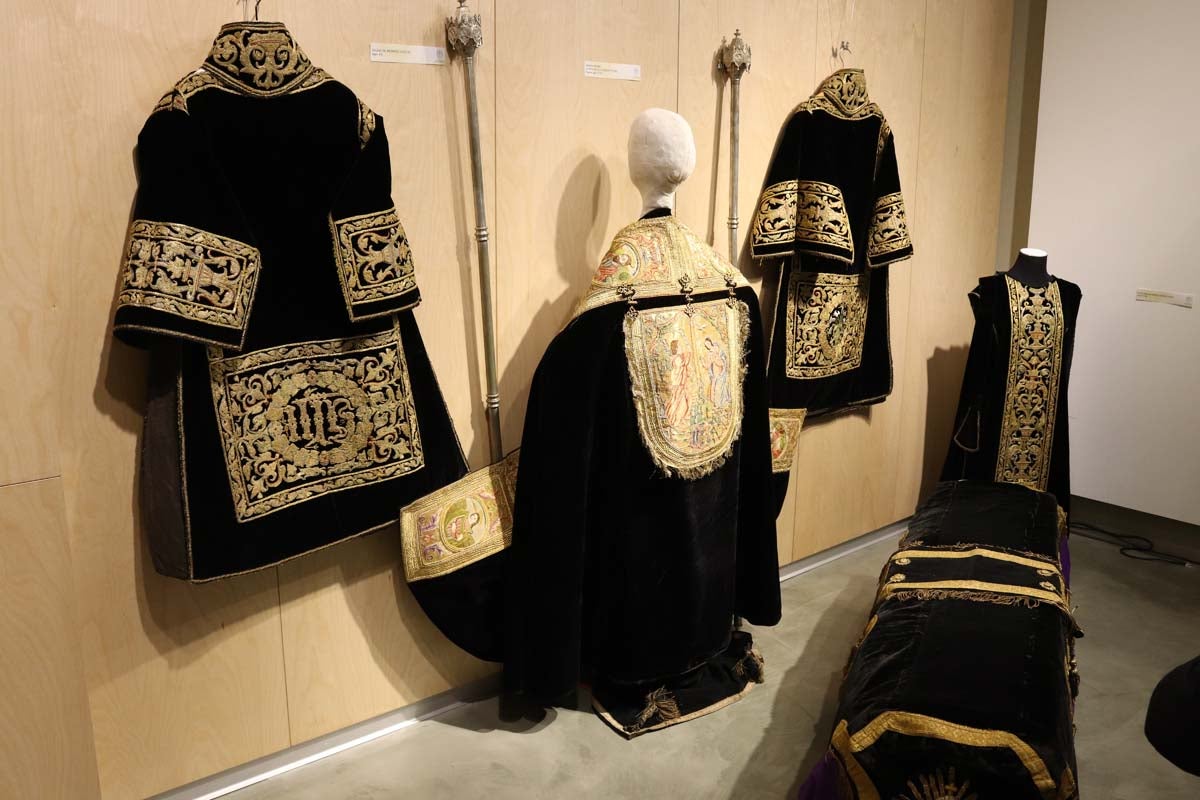 La Sala del Consulado del Mar acoge hasta el 24 de marzo una exposición conmemorativa del 75 aniversario de la refundación de las tres cofradías pasionistas de la ciudad de Burgos, la Hermandad de Nuestra Señora de la Soledad y Santiago, la Real Hermandad de la Sangre del Cristo de Burgos y Nuestra Señora de los Dolores y la Ilustre Archicofradía del Santísimo Sacramento y Jesús con la Cruz a Cuestas,