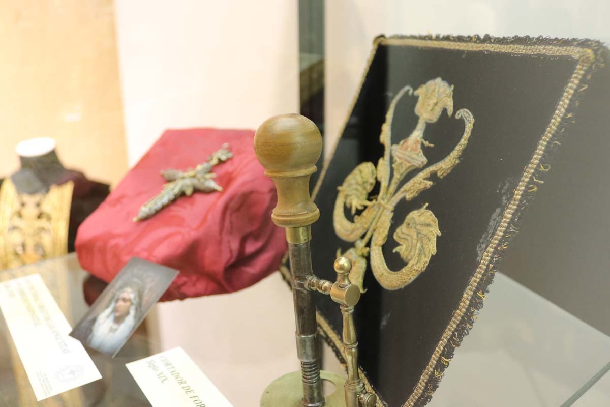 La Sala del Consulado del Mar acoge hasta el 24 de marzo una exposición conmemorativa del 75 aniversario de la refundación de las tres cofradías pasionistas de la ciudad de Burgos, la Hermandad de Nuestra Señora de la Soledad y Santiago, la Real Hermandad de la Sangre del Cristo de Burgos y Nuestra Señora de los Dolores y la Ilustre Archicofradía del Santísimo Sacramento y Jesús con la Cruz a Cuestas,