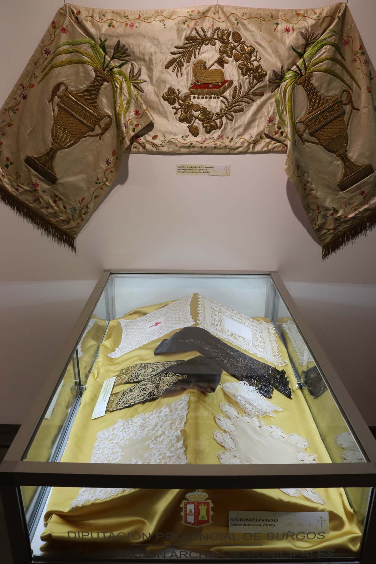 La Sala del Consulado del Mar acoge hasta el 24 de marzo una exposición conmemorativa del 75 aniversario de la refundación de las tres cofradías pasionistas de la ciudad de Burgos, la Hermandad de Nuestra Señora de la Soledad y Santiago, la Real Hermandad de la Sangre del Cristo de Burgos y Nuestra Señora de los Dolores y la Ilustre Archicofradía del Santísimo Sacramento y Jesús con la Cruz a Cuestas,