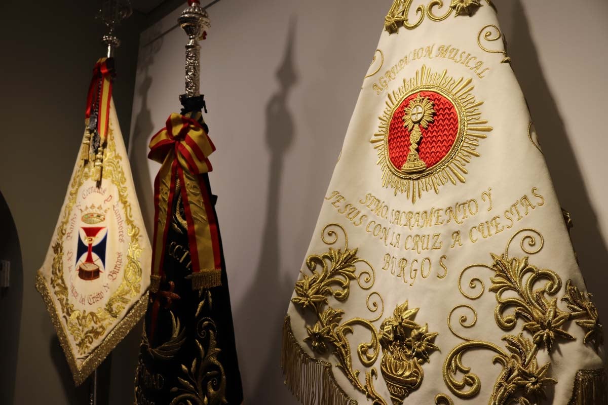La Sala del Consulado del Mar acoge hasta el 24 de marzo una exposición conmemorativa del 75 aniversario de la refundación de las tres cofradías pasionistas de la ciudad de Burgos, la Hermandad de Nuestra Señora de la Soledad y Santiago, la Real Hermandad de la Sangre del Cristo de Burgos y Nuestra Señora de los Dolores y la Ilustre Archicofradía del Santísimo Sacramento y Jesús con la Cruz a Cuestas,