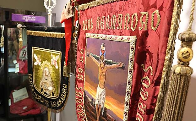 La exposición muestra numerosos objetos de las tres cofradías. 