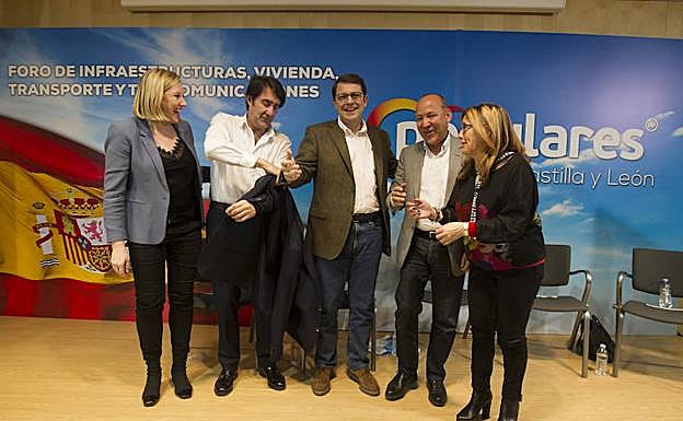 El presidente del Partido Popular de Castilla y León, Alfonso Fernández Mañueco (centro), en la clausura en Zamora del Foro de Infraestructura, Vivienda, Transporte y Telecomunicaciones.