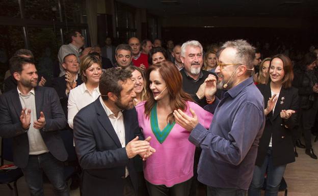 Silvia Clemente, con otros cargos de Ciudadanos en su cierre de campaña de primarias. 