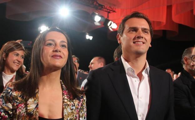 El presidente de Ciudadanos, Albert Rivera, junto a la portavoz de la Ejecutiva del partido y líder de la formación en Cataluña, Inés Arrimadas. 